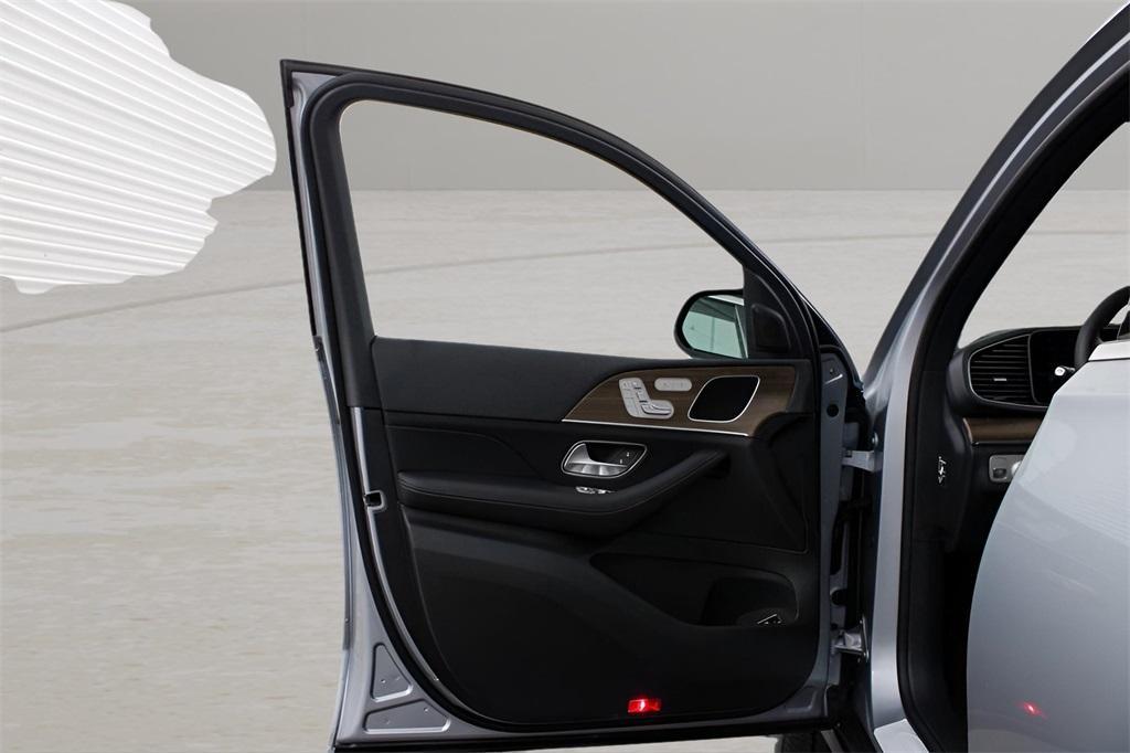 new 2025 Mercedes-Benz GLE 450 car, priced at $75,795