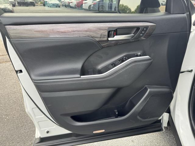 used 2023 Toyota Highlander car, priced at $47,979
