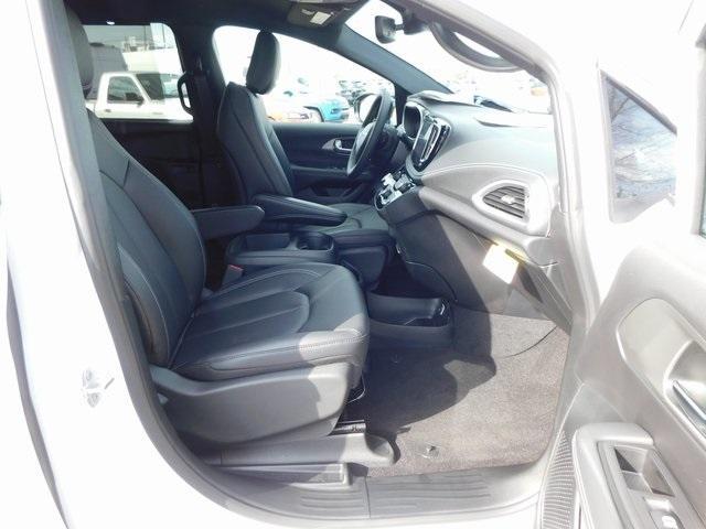 new 2025 Chrysler Pacifica car, priced at $40,995