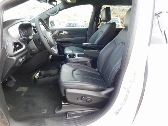 new 2025 Chrysler Pacifica car, priced at $40,995