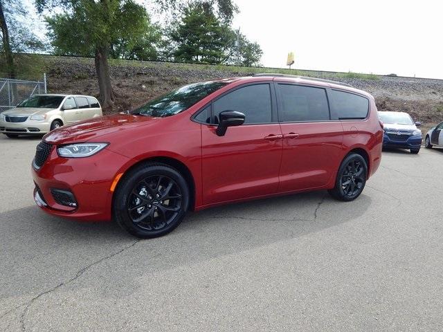 new 2024 Chrysler Pacifica car, priced at $40,298