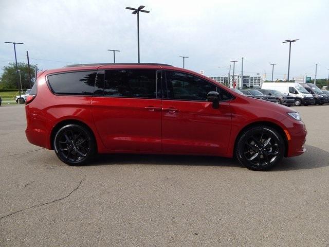 new 2024 Chrysler Pacifica car, priced at $40,298