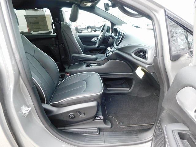 new 2025 Chrysler Pacifica car, priced at $51,885