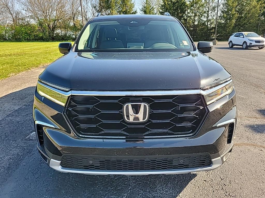 new 2025 Honda Pilot car, priced at $51,050