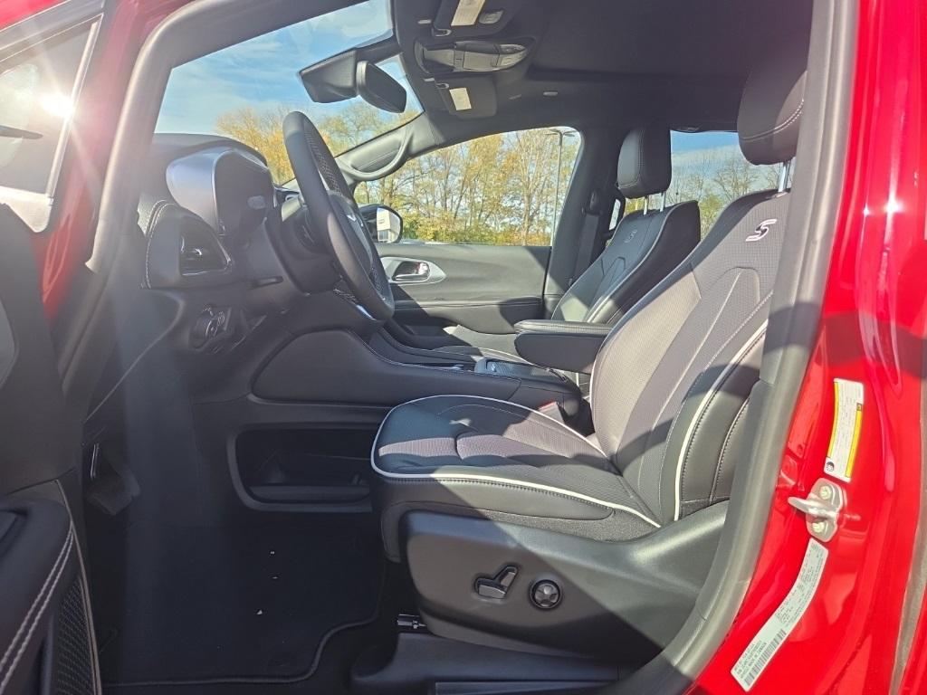 new 2026 Chrysler Pacifica car, priced at $45,254