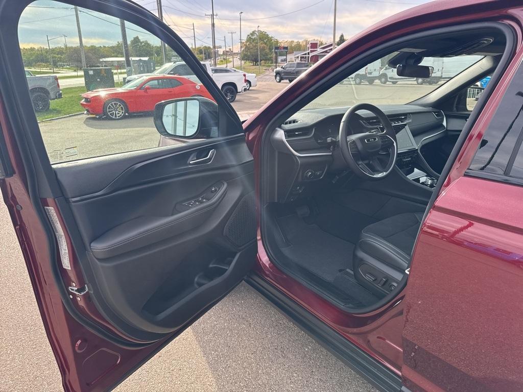 new 2025 Jeep Grand Cherokee car, priced at $46,125