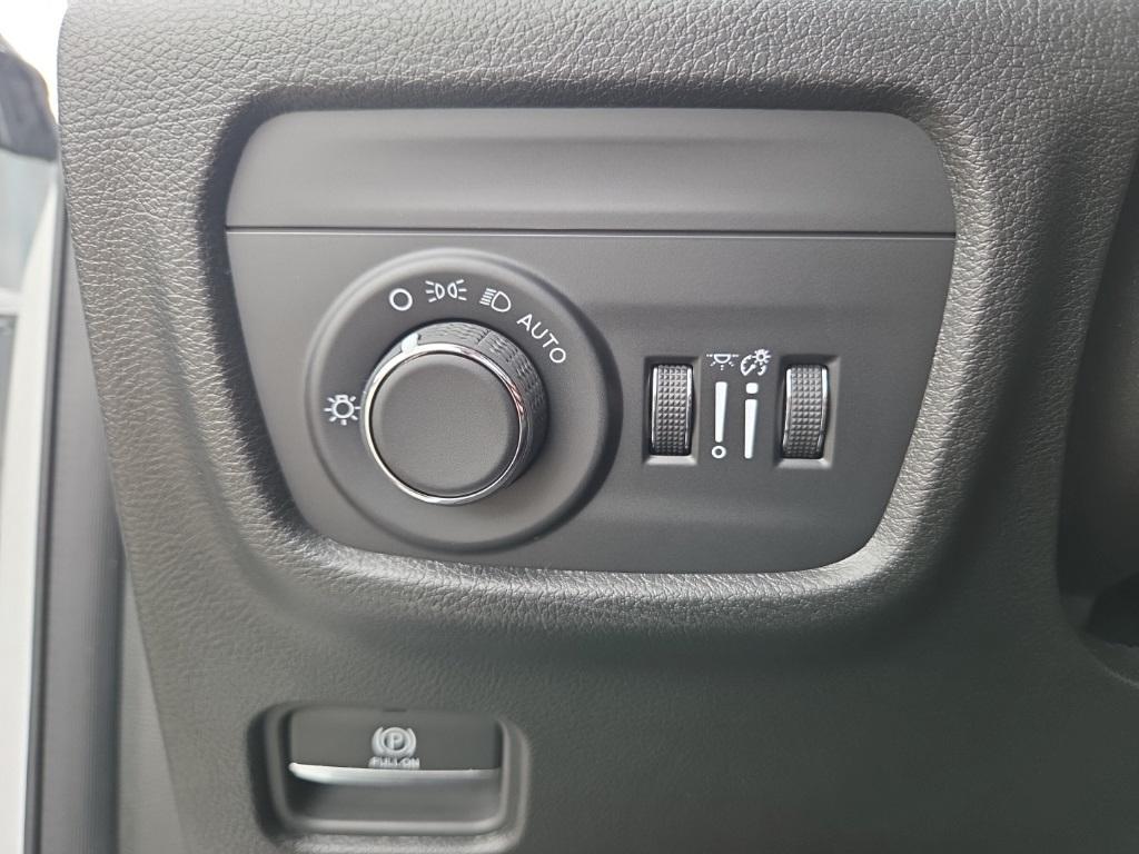 new 2025 Jeep Grand Cherokee car, priced at $35,995