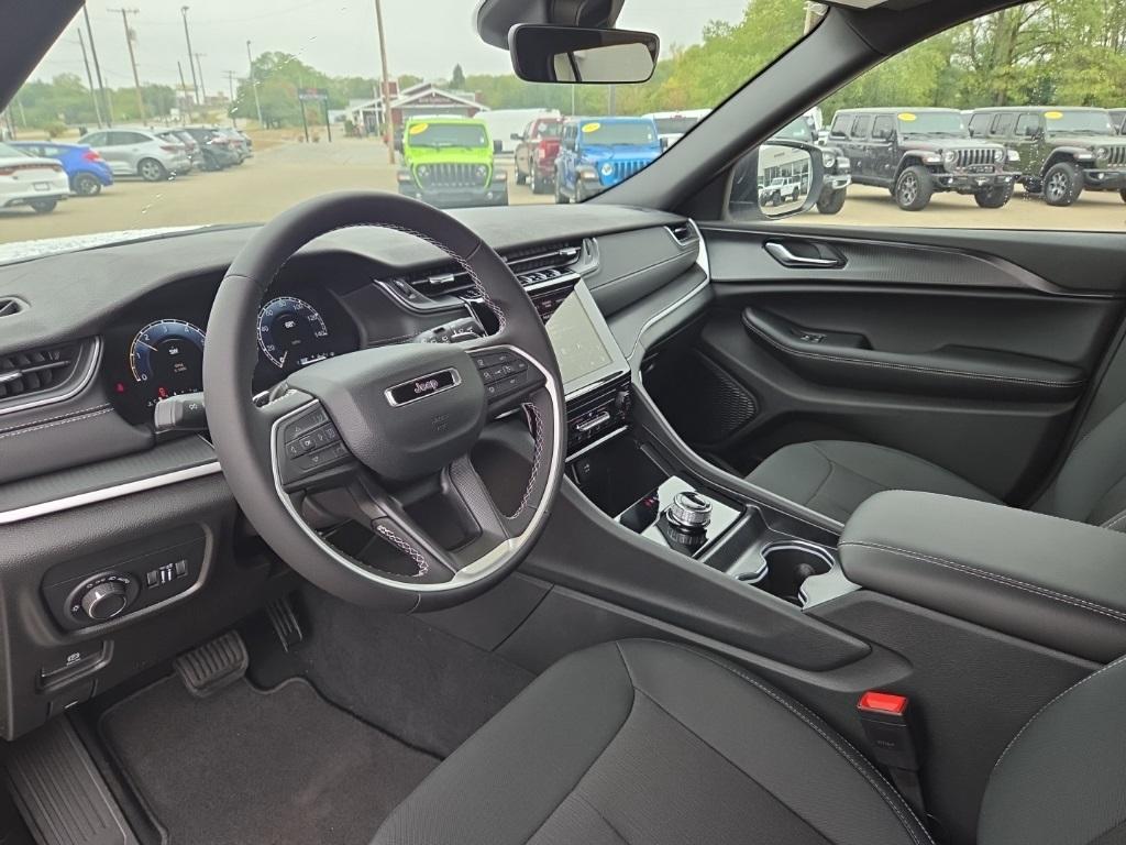 new 2025 Jeep Grand Cherokee car, priced at $35,995