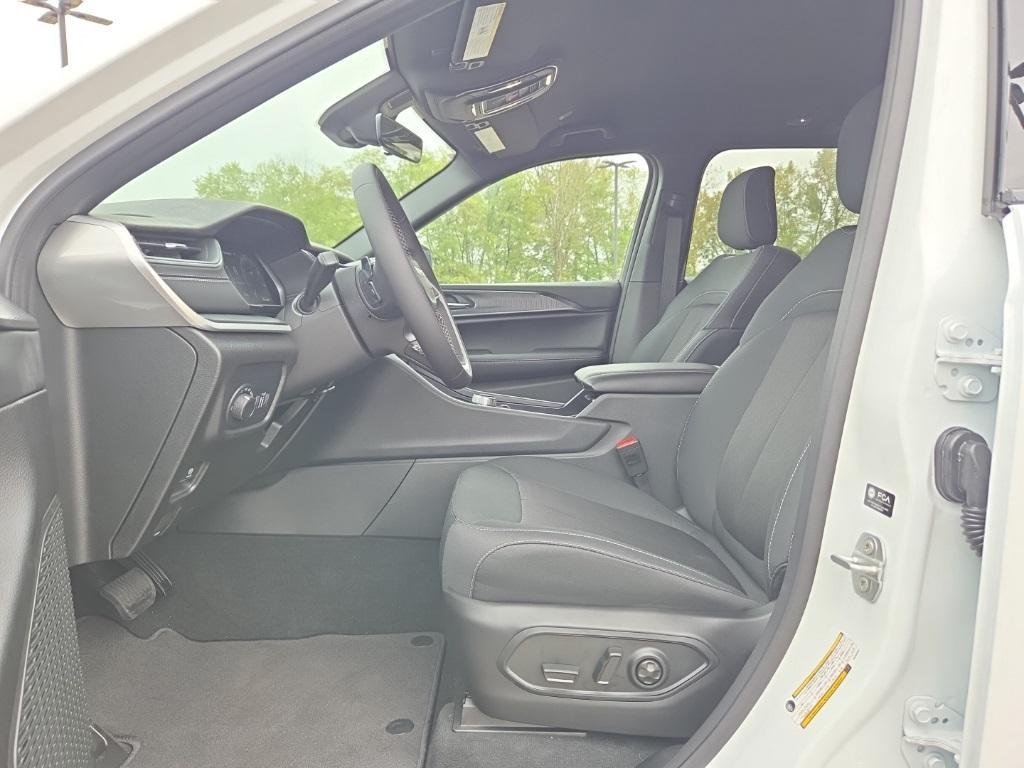 new 2025 Jeep Grand Cherokee car, priced at $35,995