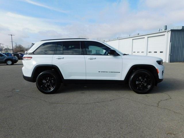 new 2025 Jeep Grand Cherokee car, priced at $43,930