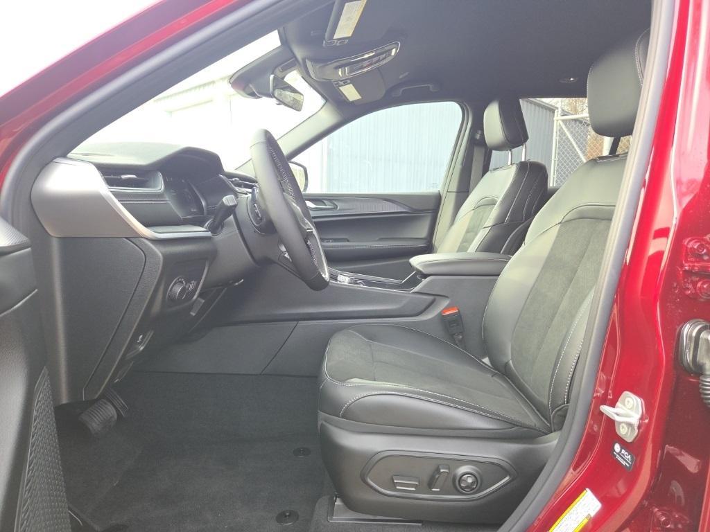 new 2025 Jeep Grand Cherokee car, priced at $39,296