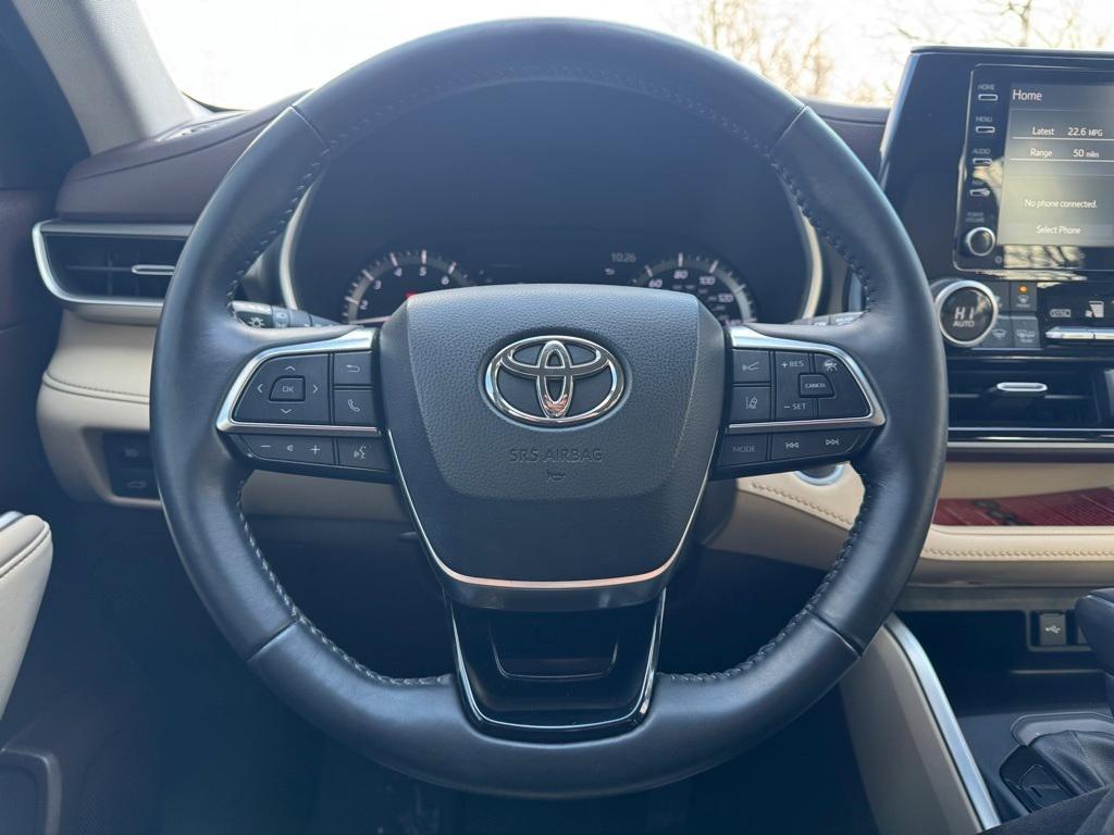 used 2021 Toyota Highlander car, priced at $27,999