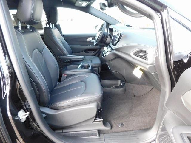 new 2025 Chrysler Pacifica car, priced at $38,896