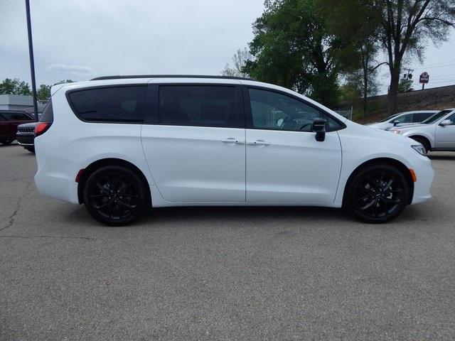 new 2024 Chrysler Pacifica car, priced at $42,442