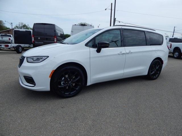 new 2024 Chrysler Pacifica car, priced at $42,442