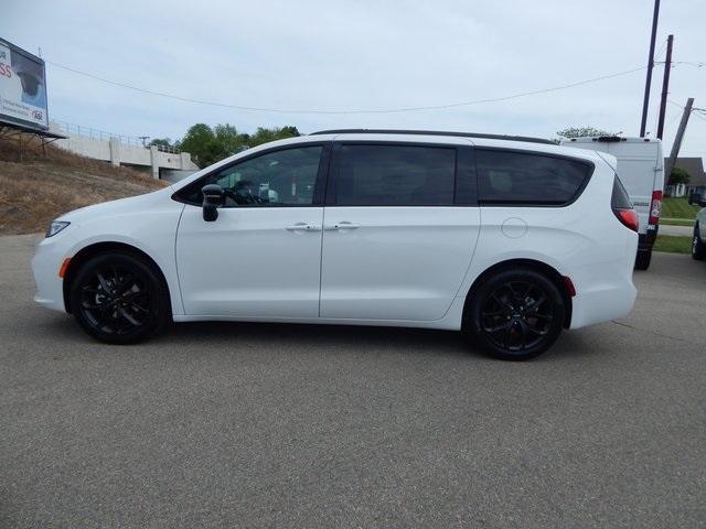 new 2024 Chrysler Pacifica car, priced at $42,442