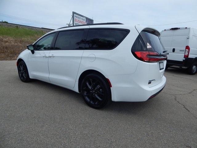 new 2024 Chrysler Pacifica car, priced at $42,442