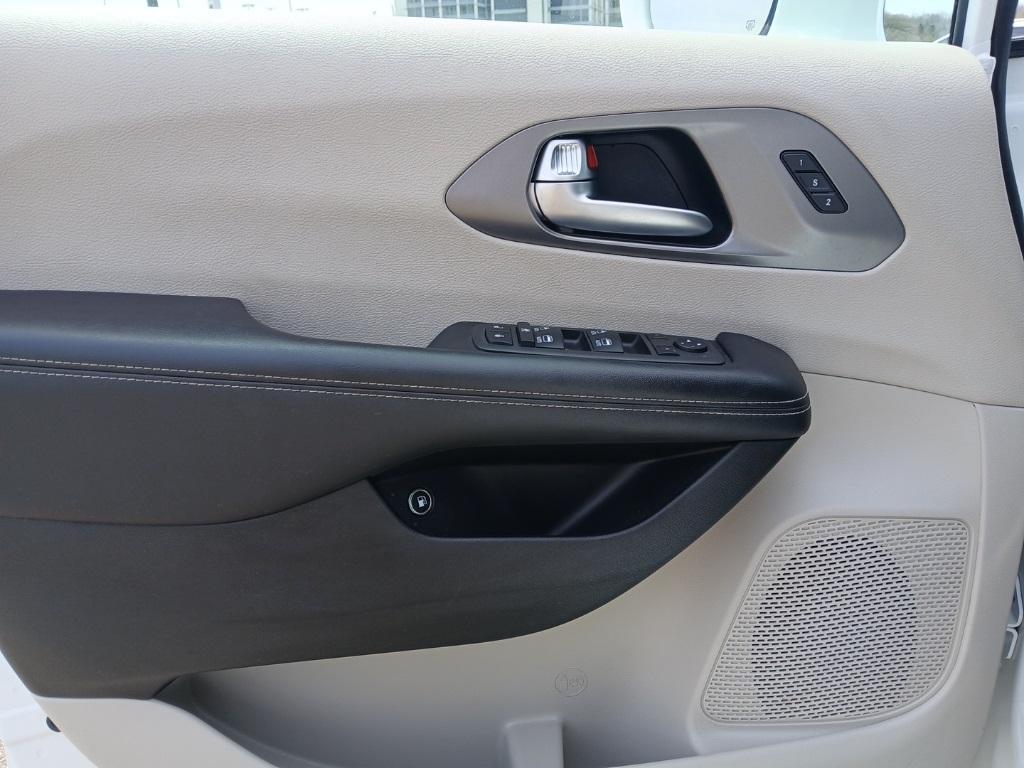 used 2022 Chrysler Pacifica Hybrid car, priced at $25,775