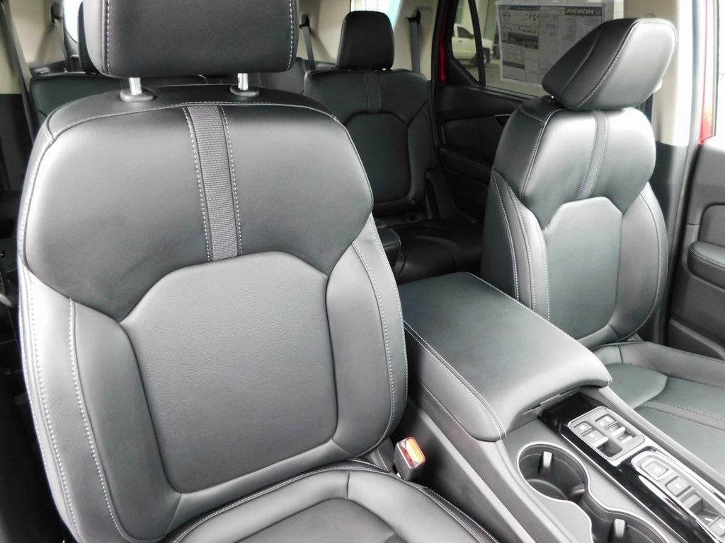 new 2025 Honda Pilot car, priced at $48,212
