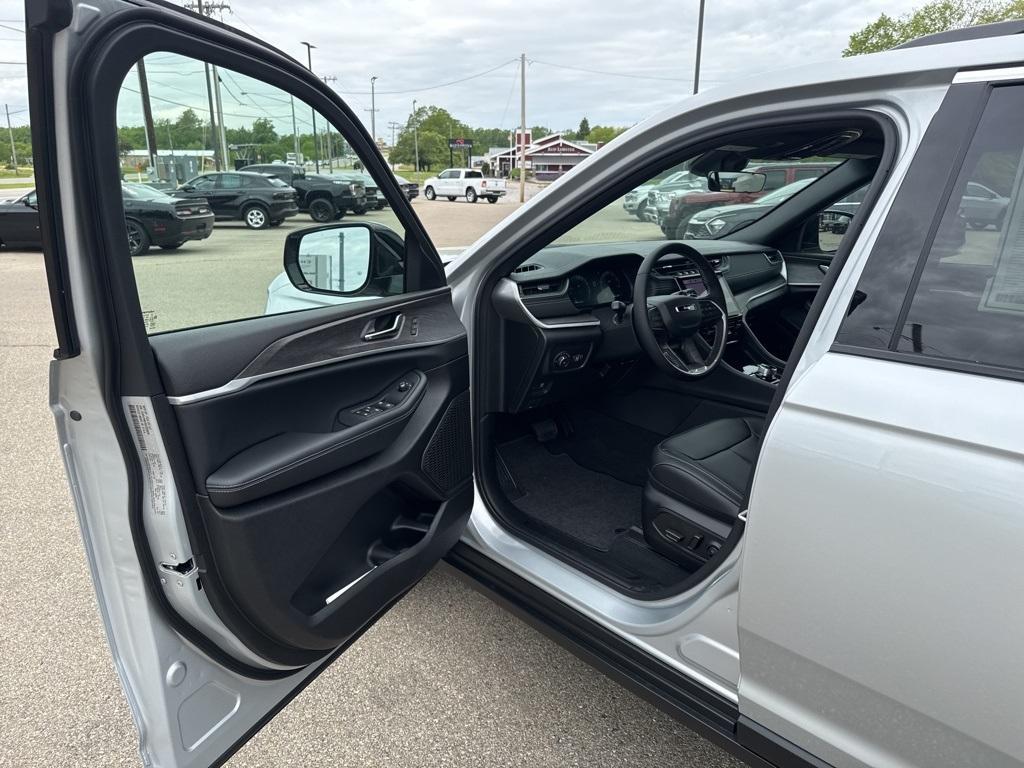new 2025 Jeep Grand Cherokee car, priced at $46,146