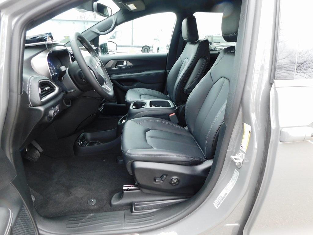 new 2025 Chrysler Pacifica car, priced at $41,596