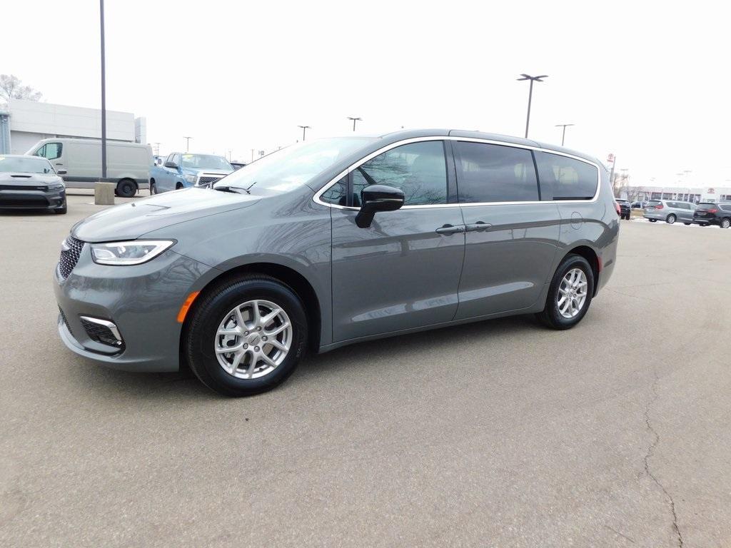 new 2025 Chrysler Pacifica car, priced at $41,596