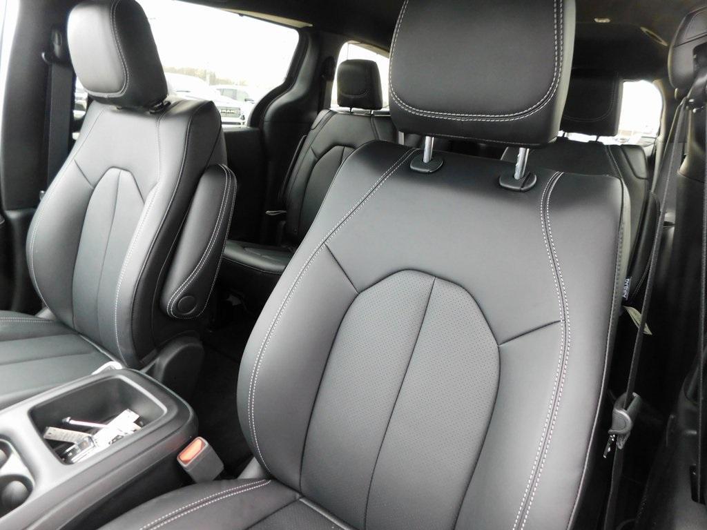 new 2025 Chrysler Pacifica car, priced at $41,596