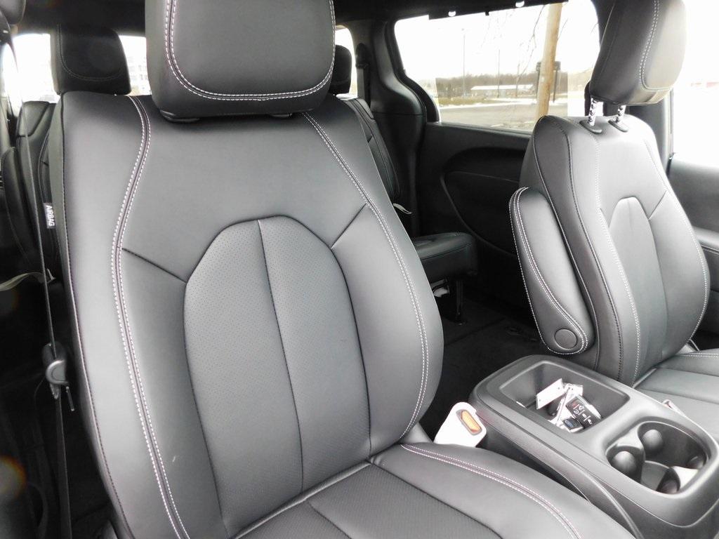 new 2025 Chrysler Pacifica car, priced at $41,596