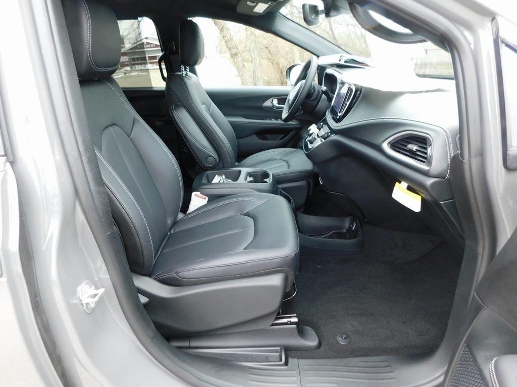 new 2025 Chrysler Pacifica car, priced at $41,596