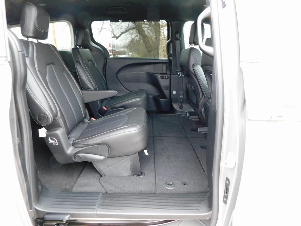 new 2025 Chrysler Pacifica car, priced at $41,596