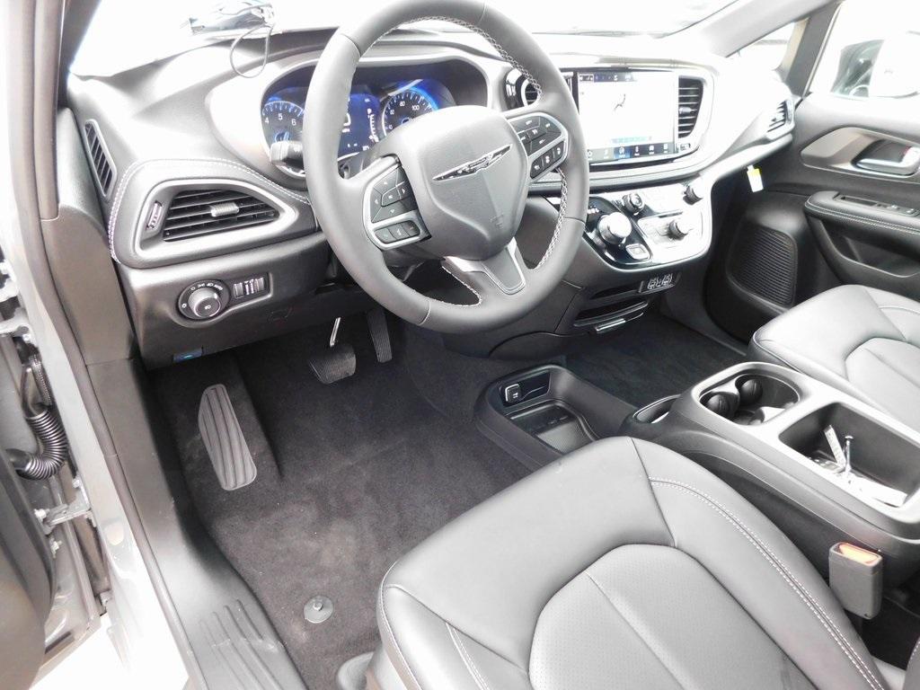 new 2025 Chrysler Pacifica car, priced at $41,596