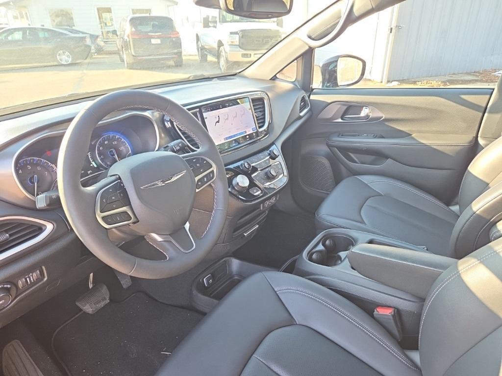 used 2025 Chrysler Pacifica car, priced at $35,500