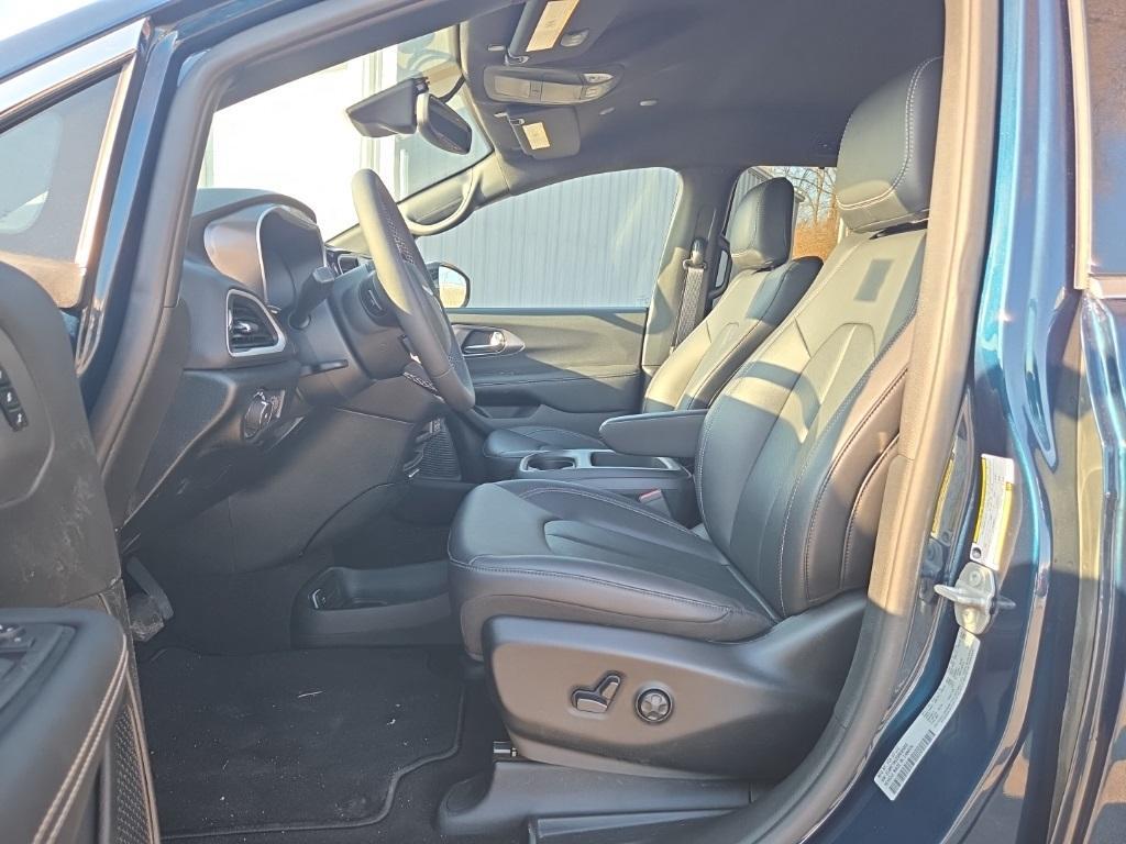 used 2025 Chrysler Pacifica car, priced at $35,500