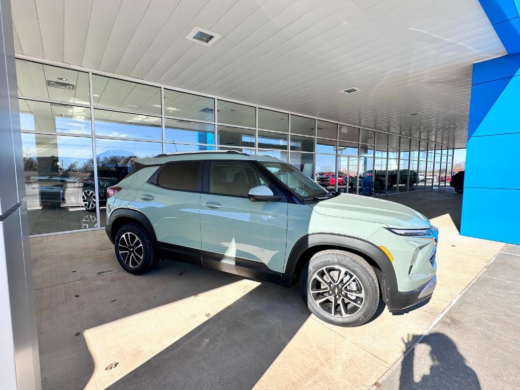 new 2025 Chevrolet TrailBlazer car, priced at $28,033