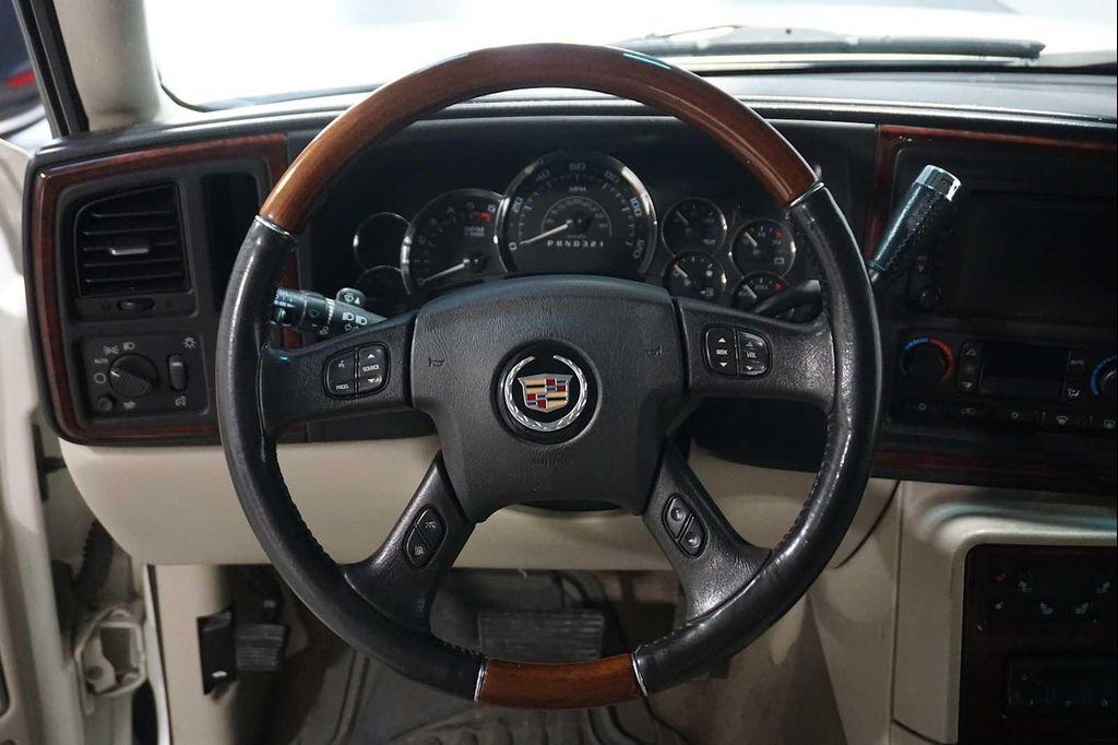 used 2006 Cadillac Escalade ESV car, priced at $9,999