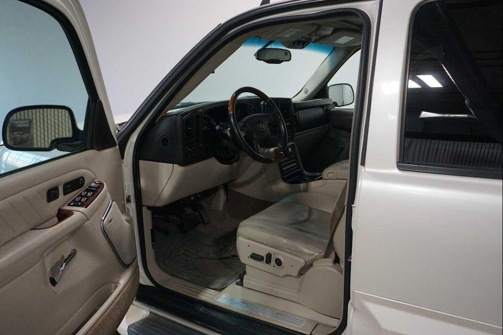 used 2006 Cadillac Escalade ESV car, priced at $9,999