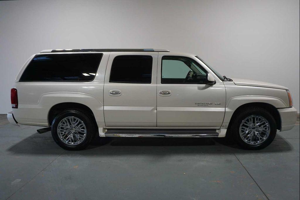 used 2006 Cadillac Escalade ESV car, priced at $9,999