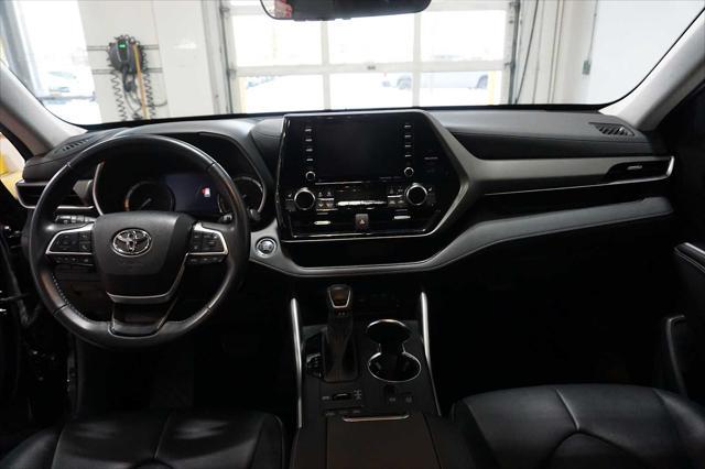 used 2022 Toyota Highlander car, priced at $34,999