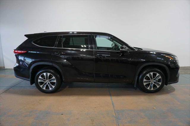 used 2022 Toyota Highlander car, priced at $34,999