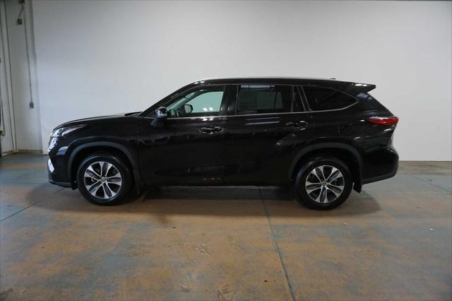 used 2022 Toyota Highlander car, priced at $34,999