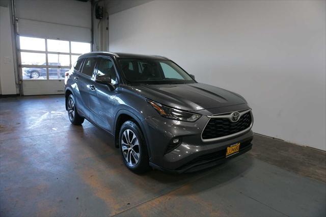 used 2022 Toyota Highlander car, priced at $33,999