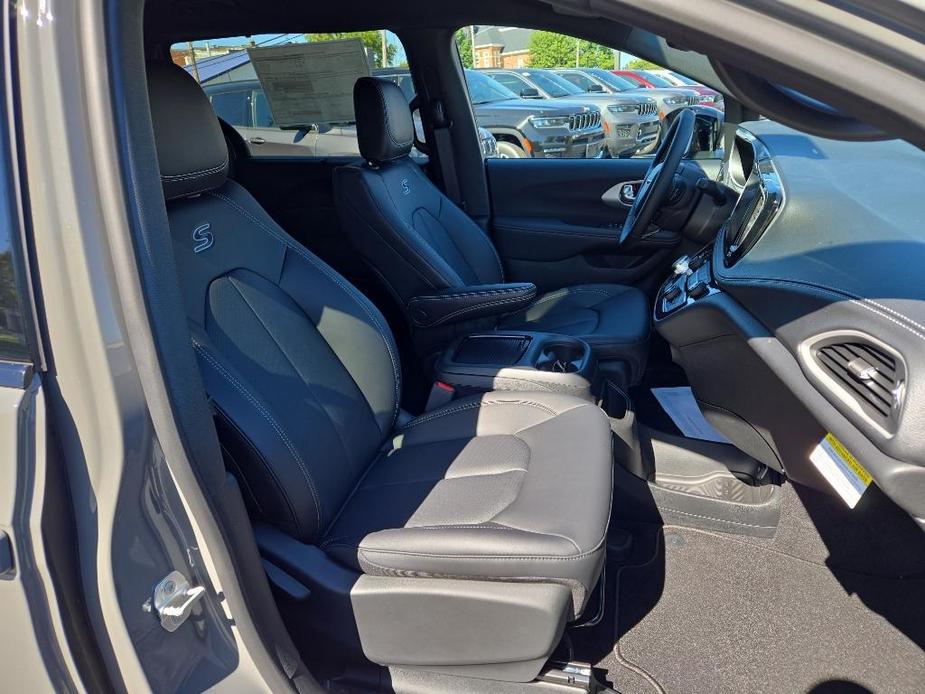 new 2024 Chrysler Pacifica car, priced at $47,435