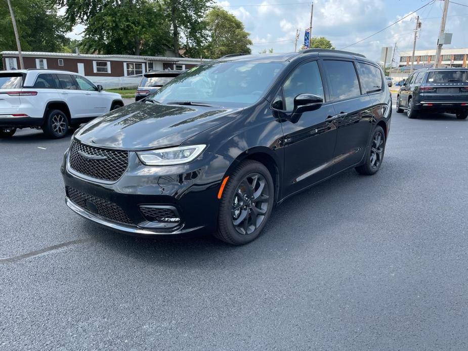 new 2024 Chrysler Pacifica car, priced at $46,220