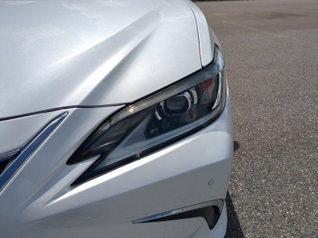 new 2025 Lexus ES 300h car, priced at $48,816