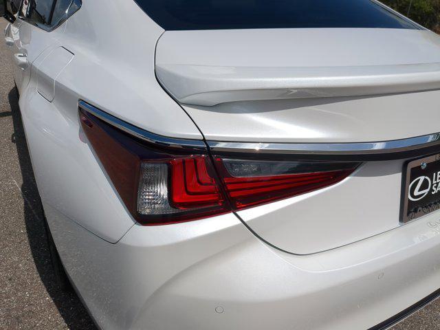 new 2025 Lexus ES 300h car, priced at $48,816