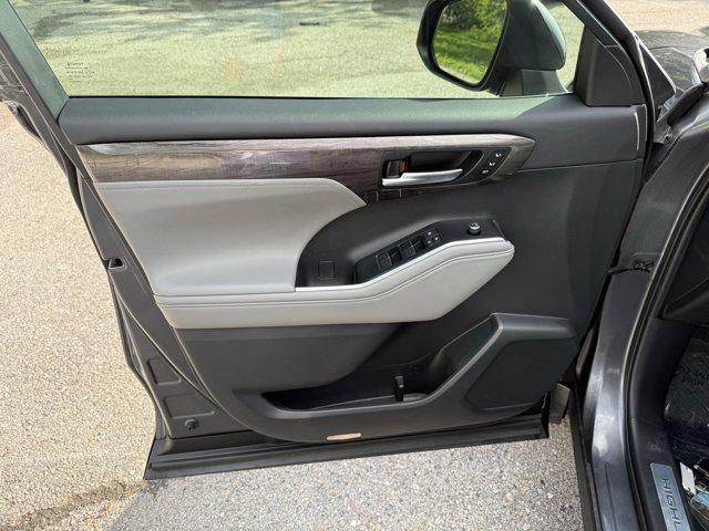 used 2020 Toyota Highlander car, priced at $31,589