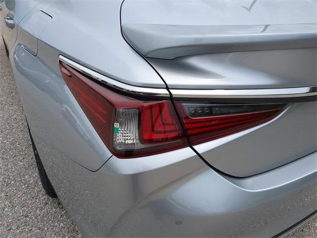 new 2025 Lexus ES 300h car, priced at $48,816