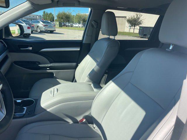 used 2015 Toyota Highlander car, priced at $18,489