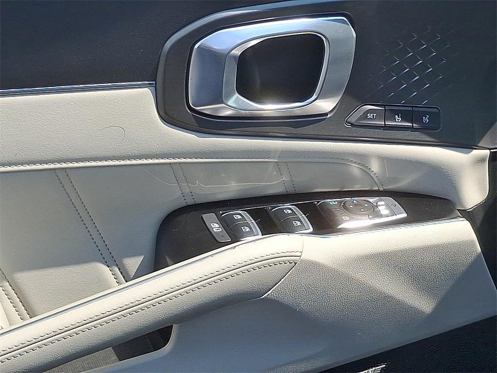 used 2023 Kia Sorento Plug-In Hybrid car, priced at $31,999