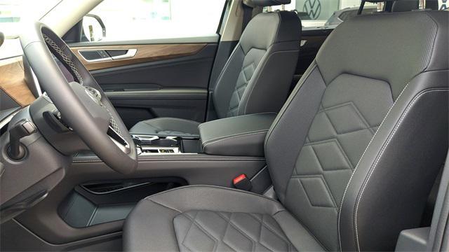 new 2025 Volkswagen Atlas car, priced at $39,999